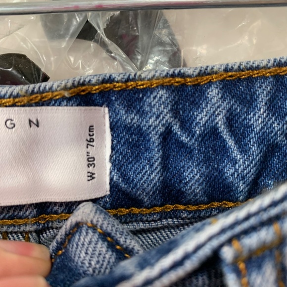 ASOS DESIGN Mens NWT slim denim shorts in light wash blue with raw hem 30” Waist - Picture 6 of 9